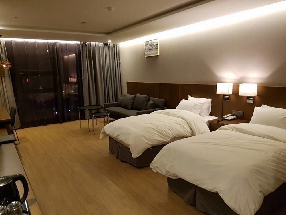 J Square Hotel And Wedding Jinju Extérieur photo
