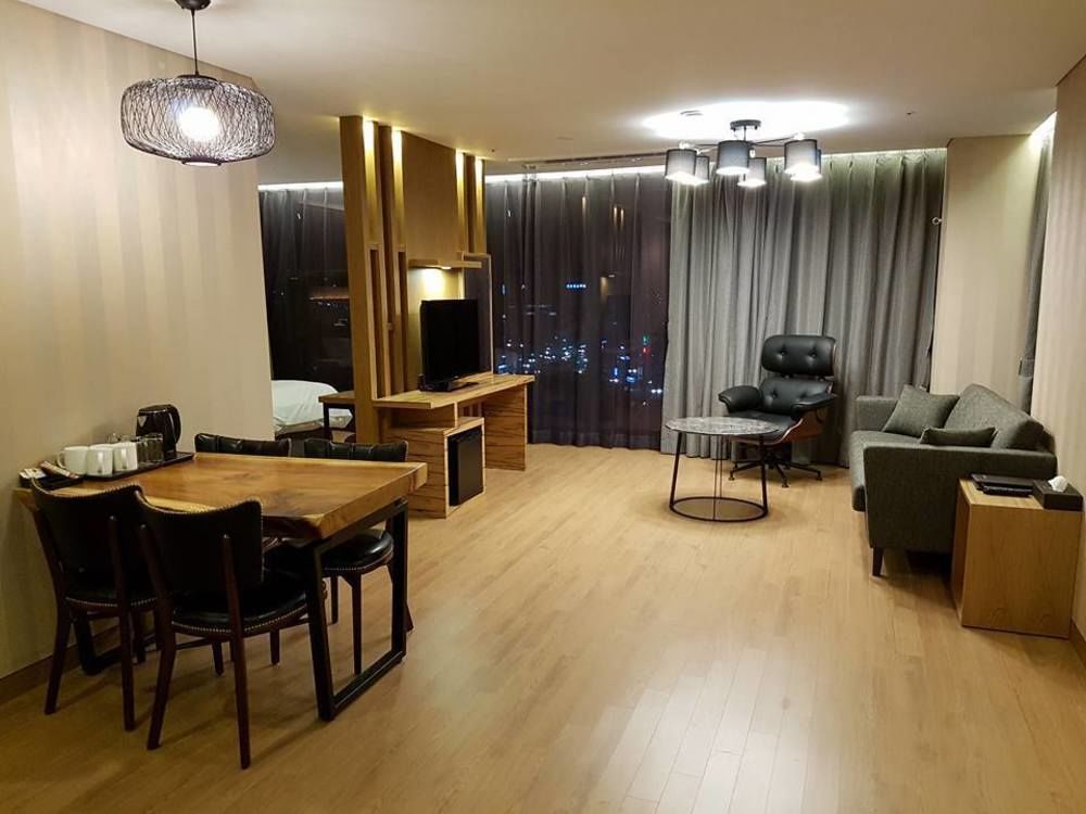 J Square Hotel And Wedding Jinju Extérieur photo
