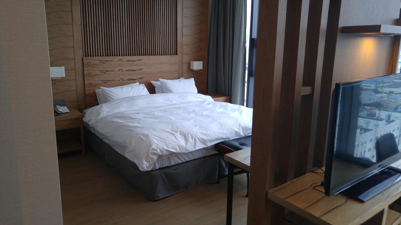 J Square Hotel And Wedding Jinju Extérieur photo