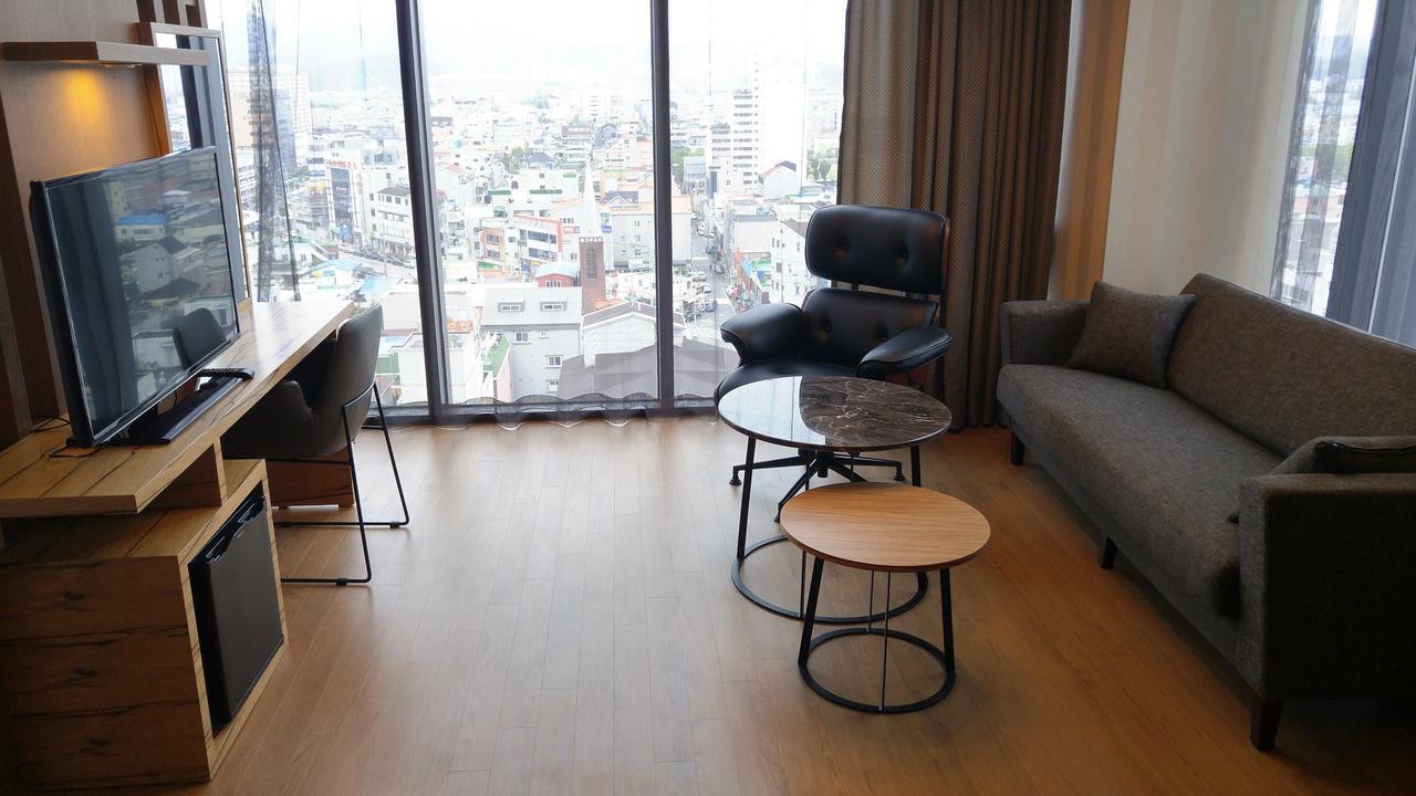 J Square Hotel And Wedding Jinju Extérieur photo