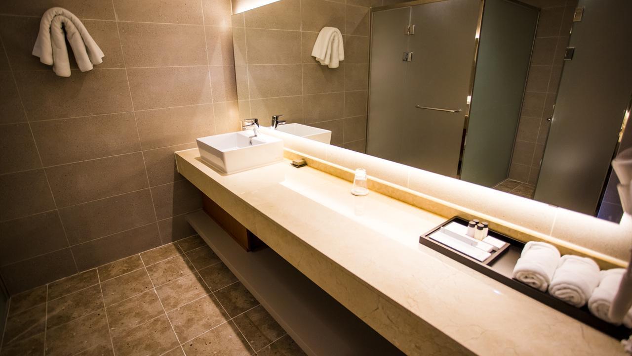 J Square Hotel And Wedding Jinju Extérieur photo