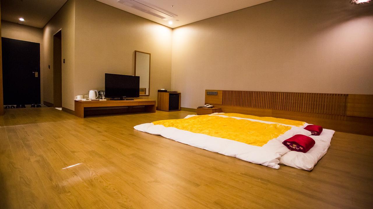 J Square Hotel And Wedding Jinju Extérieur photo
