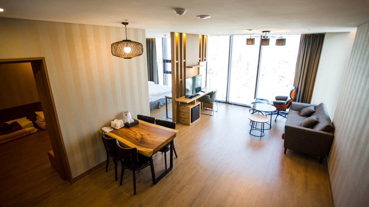 J Square Hotel And Wedding Jinju Extérieur photo