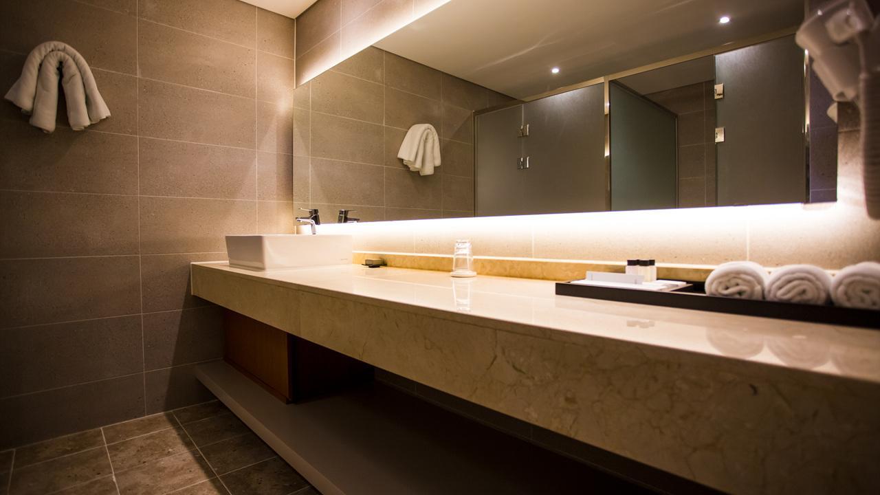 J Square Hotel And Wedding Jinju Extérieur photo