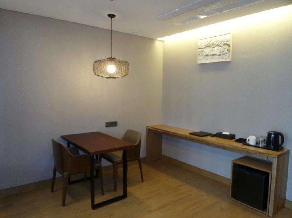 J Square Hotel And Wedding Jinju Extérieur photo