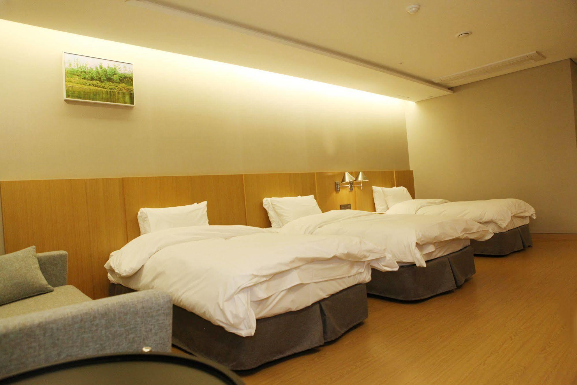 J Square Hotel And Wedding Jinju Extérieur photo